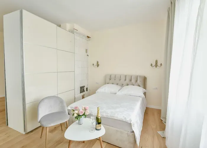 Smart By Old Town Apartment *